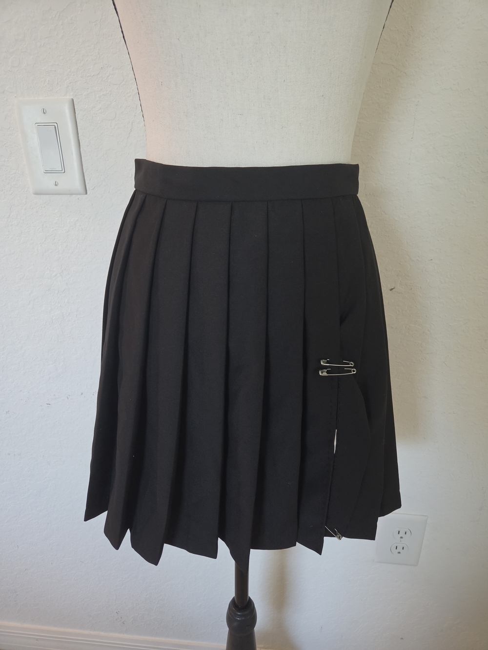 Goth Grunge Punk Mall Goth Black Pleated Mini Skirt Safety Pin Detail Medium M